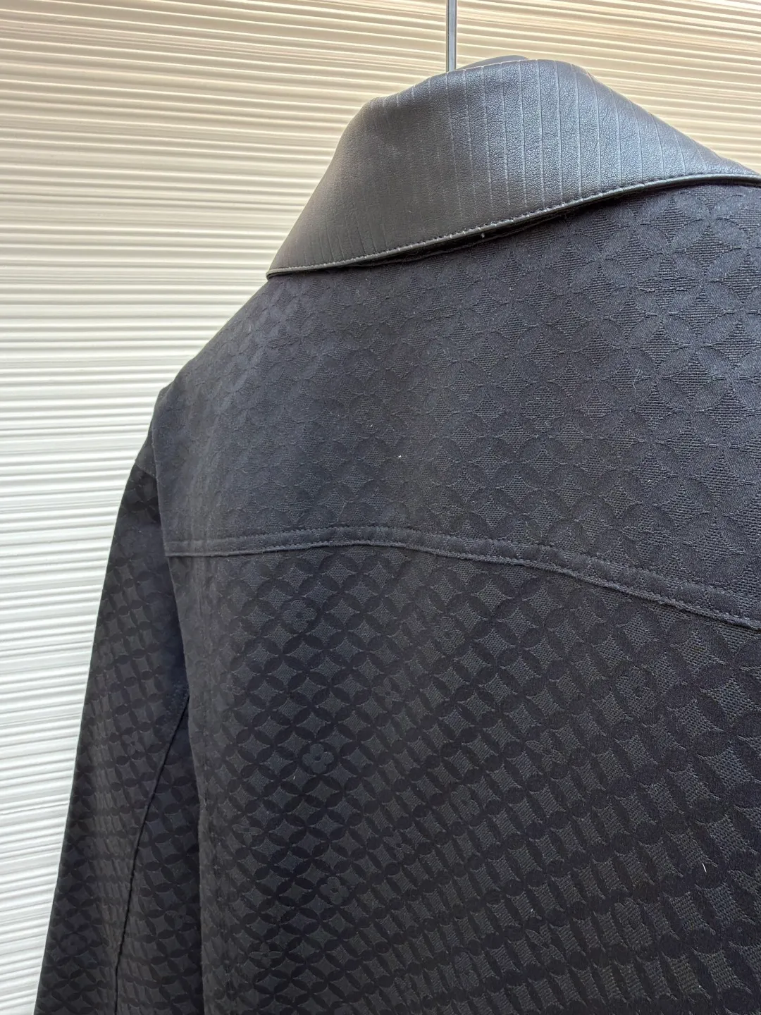LOUIS VUITTON cotton work jacket ●Article number: 1681527-C00 ●Material: cotton jacquard fabric ●Technology: jacquard production ●Color: black ●Version: fitted version ●Weight: about 995 grams ●Size: S-M-L-XL ●Description: Cotton work tunic jacket This work jacket is made of comfortable cotton with a corduroy effect leather collar, and the jacquard creates a rich texture. The leather patch is the finishing touch and one of the studded patch pockets, and the quilted lining makes it a chic choice that spans all seasons. Wear it with matching trousers for a casual look. Regular fit, 100% cotton, lining: 64% polyester, 36% cotton, all-over logo jacquard, pearlescent buttons on pockets and cuffs, corduroy-effect ribbed collar, quilted lining, zip fastening, studded patch pockets and buttoned flap patch pockets, logo patch on front pocket. The overall wiring is straight and delicate, the fabric is comfortable and soft, and the color is consistent without color difference. It can be matched with the same style to create a fashionable look and control various occasions. Customized accessories, complete with three standards, same style for men and women!